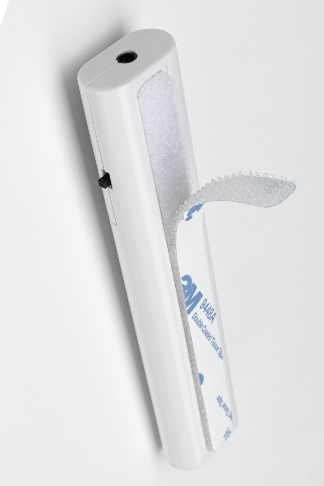 Hvid plastikhus med velcro og kontakt til fleksibel montering og styring af LED-lys.