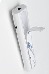Boîtier en plastique blanc avec bande auto-agrippante et interrupteur pour fixation et contrôle flexibles des LED.