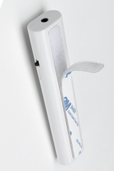 Boîtier en plastique blanc avec bande auto-agrippante et interrupteur pour fixation et contrôle flexibles des LED.