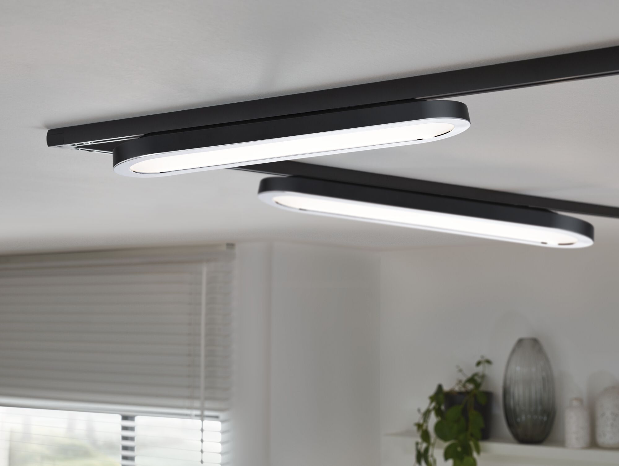Moderne schwarze LED-Deckenleuchte mit ovaler Form und weißem Licht für Wohnräume und Büros