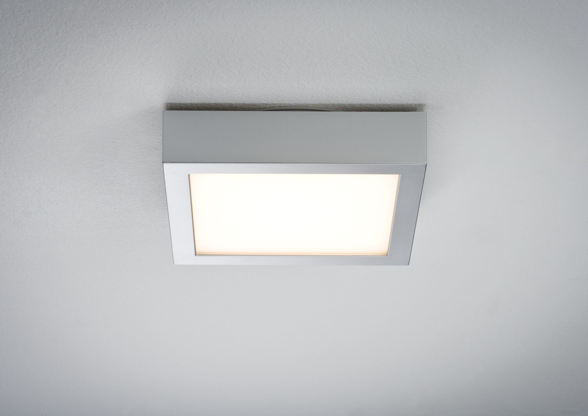 Quadratische Deckenleuchte aus Aluminium in Silber mit warmweißem LED-Licht für moderne Innenräume