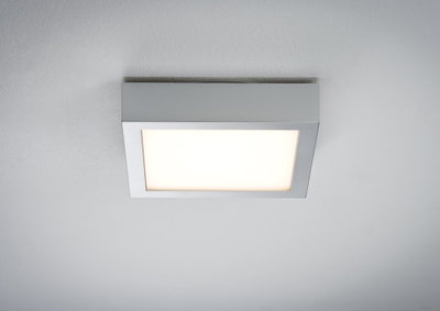 Quadratische Deckenleuchte aus Aluminium in Silber mit warmweißem LED-Licht für moderne Innenräume