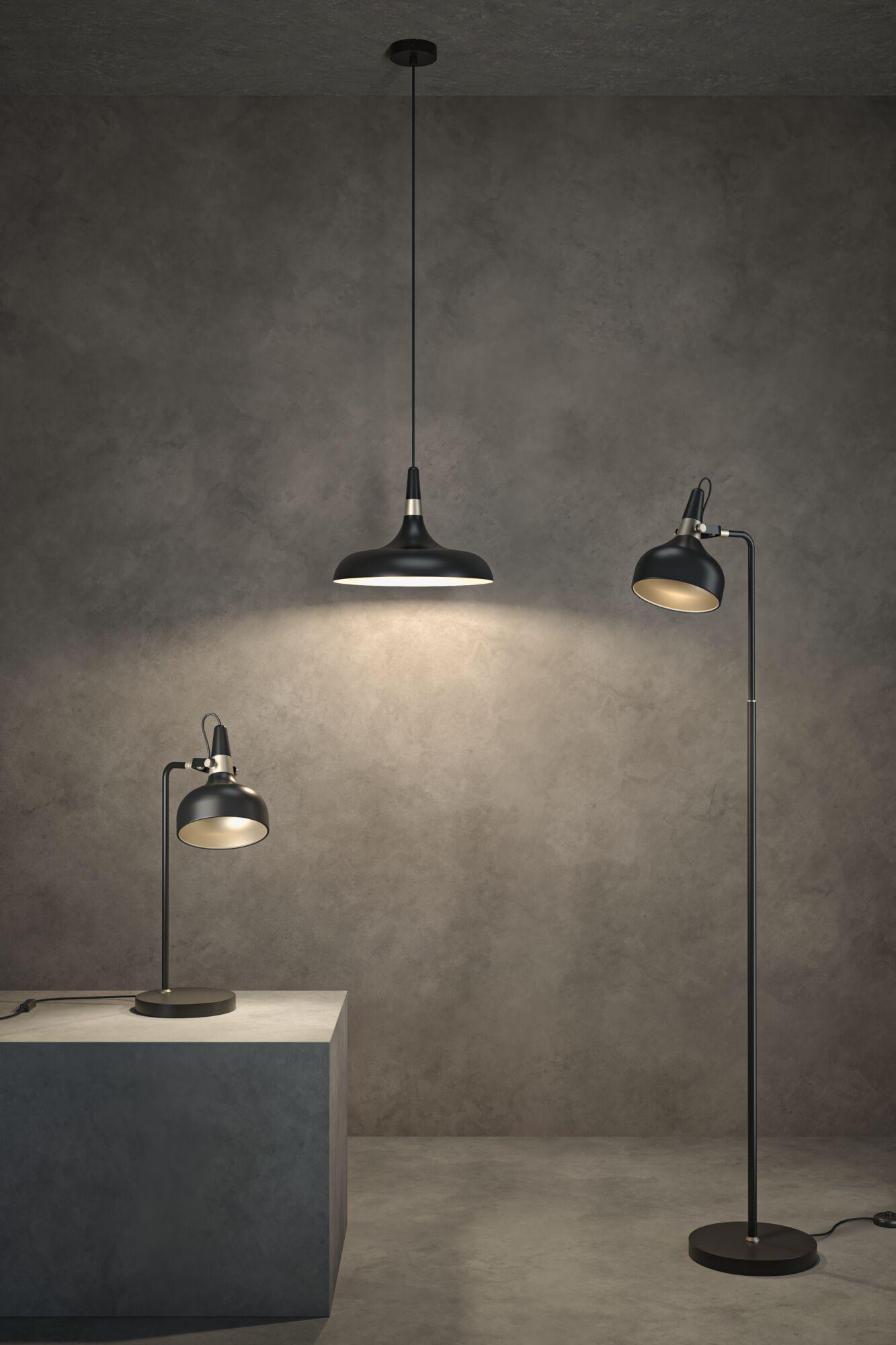 Schwarze Metallleuchten in modernem Design als Pendel-, Steh- und Tischlampe vor grauer Wand