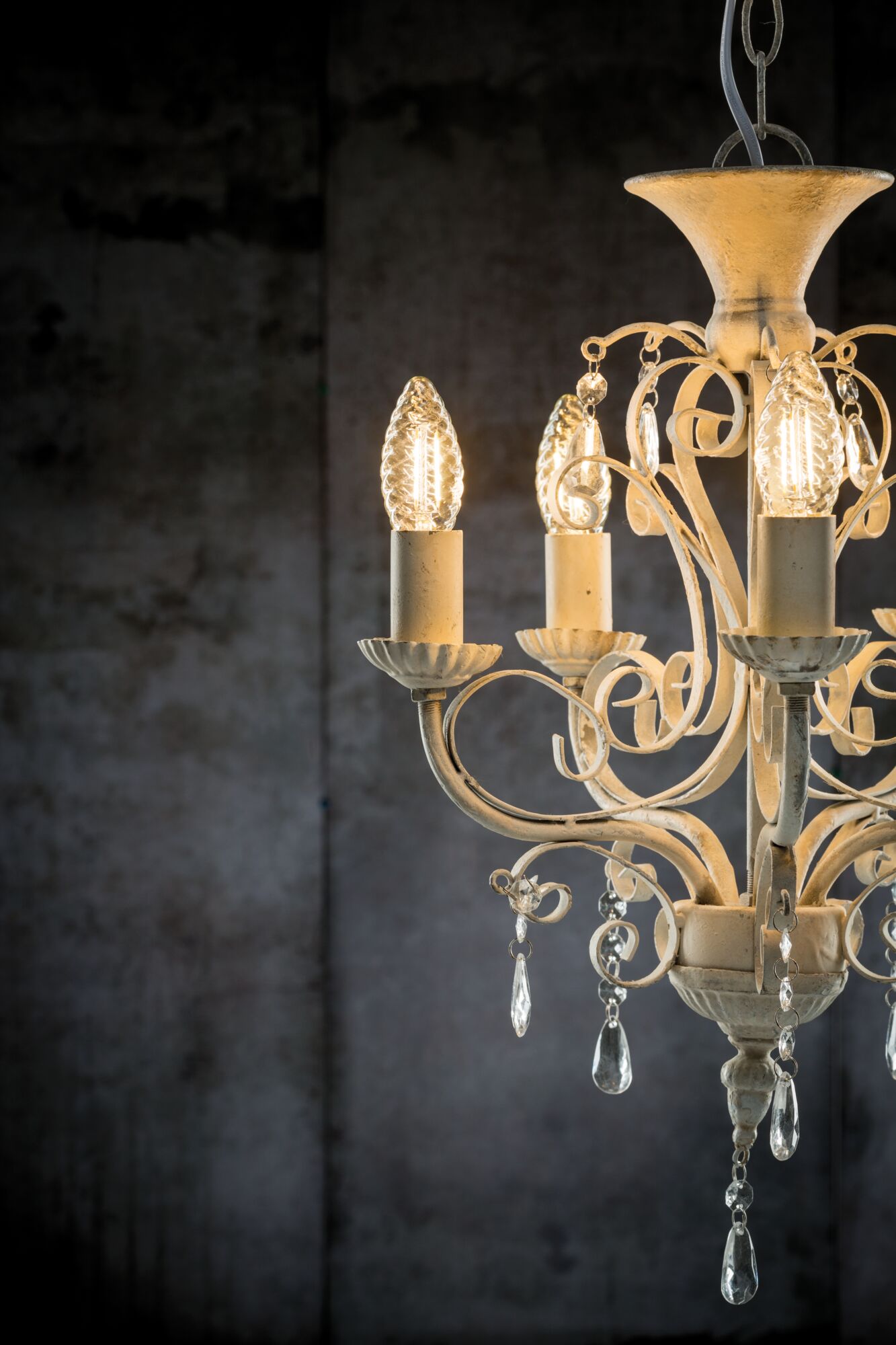 Antieke witte metalen kroonluchter met decoratieve kristallen druppels en warm LED-licht voor woonruimtes