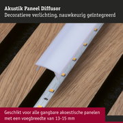 Witte akoestische paneel diffusor met geïntegreerde LED-verlichting op houten oppervlak voor geluidsregeling