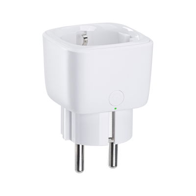 Witte kunststof stekkeradapter met twee metalen pinnen voor elektrische apparaten.