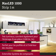 Cuisine blanche moderne avec éclairage LED sous les meubles et lumière d'ambiance au sol