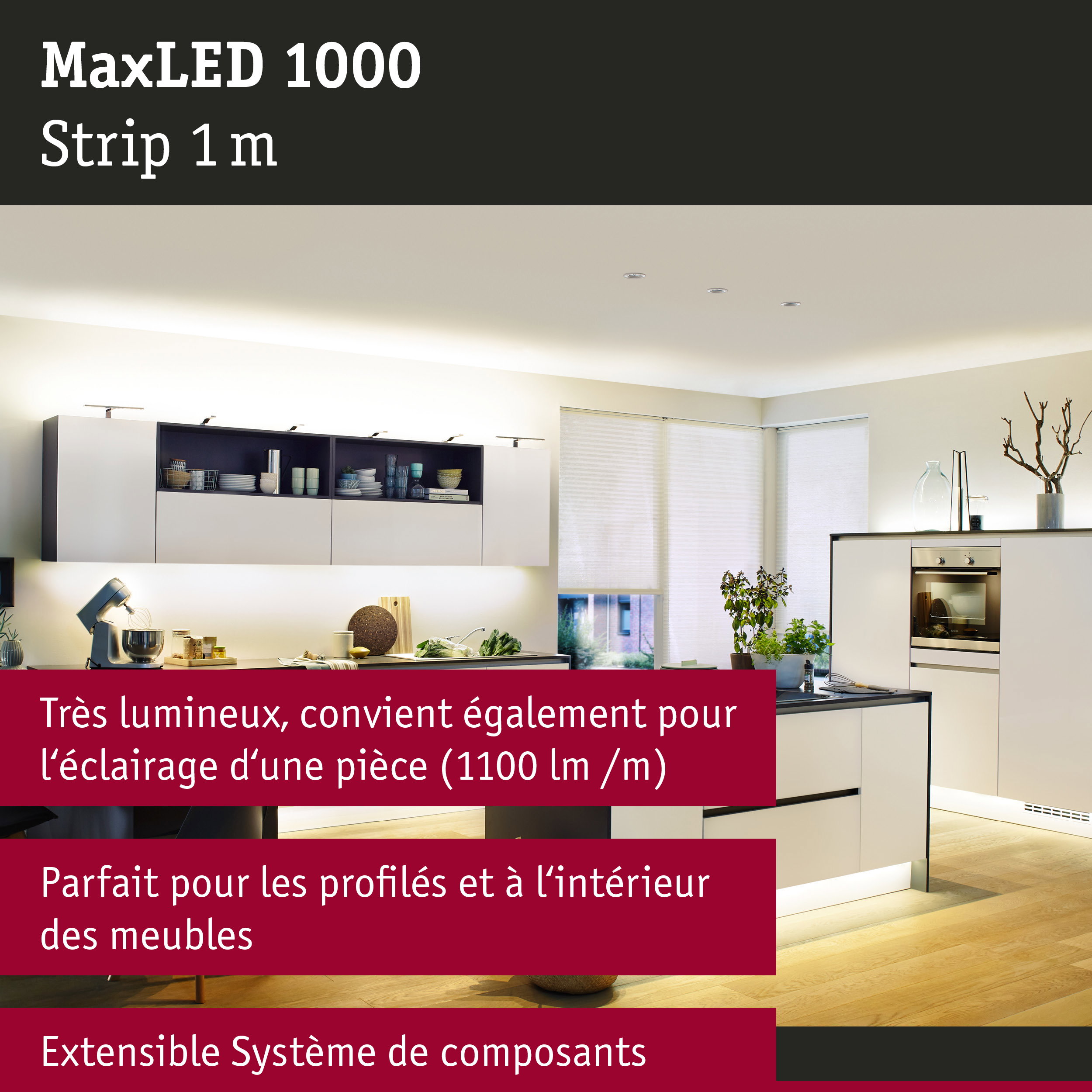 Cuisine blanche moderne avec éclairage LED sous les meubles et lumière d'ambiance au sol