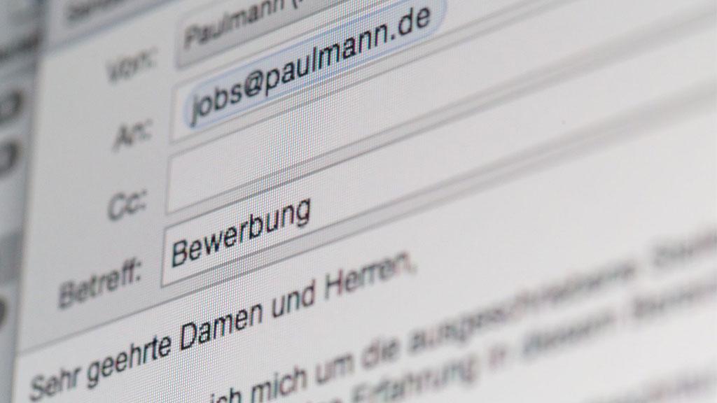Nahaufnahme einer E-Mail mit Betreff Bewerbung an jobs@paulmann.de für Karriere und Ausbildung.