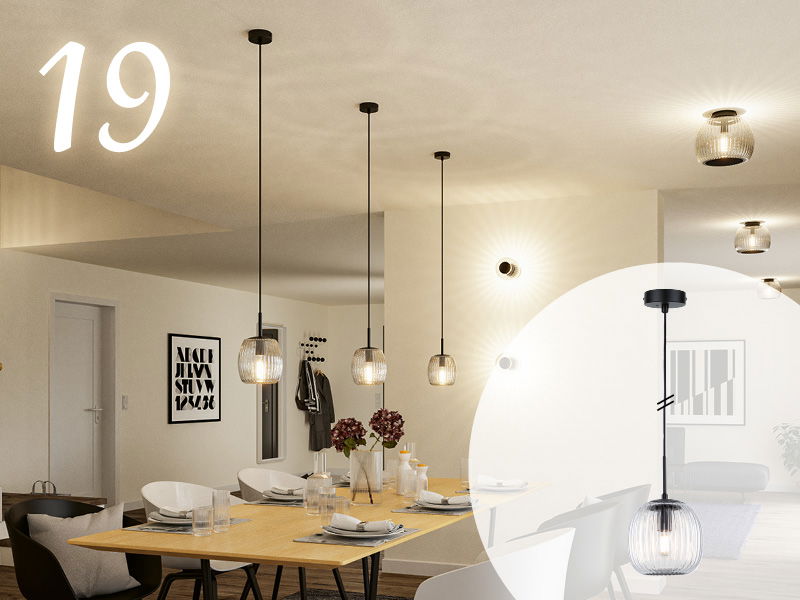 Moderne Pendelleuchten mit Glaslampenschirmen in warmem Esszimmer mit Holztisch und Dekoration
