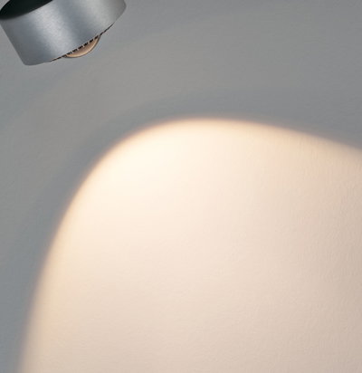 Moderner Aluminium-Wandstrahler in Silber mit warmweißem Licht für Akzentbeleuchtung