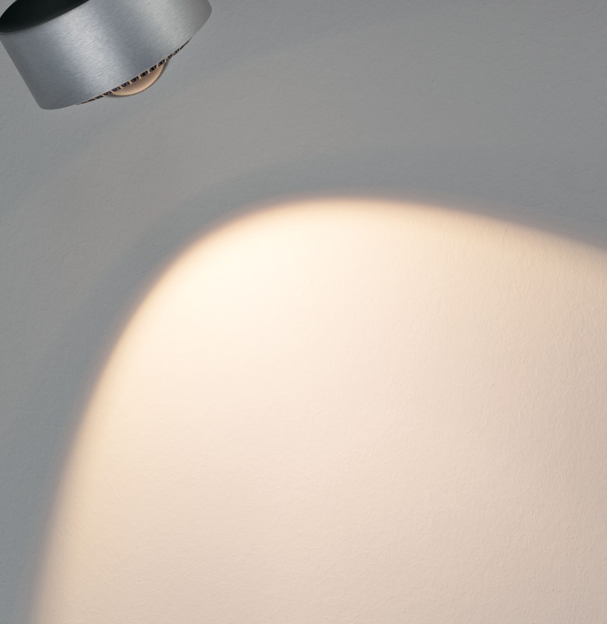 Moderner Aluminium-Wandstrahler in Silber mit warmweißem Licht für Akzentbeleuchtung