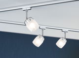 Drie moderne plafondspots met mat wit glas en chromen bevestiging voor stijlvolle verlichting