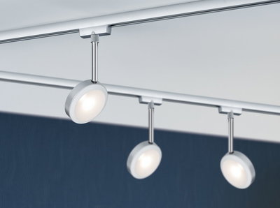 Drei runde LED-Spotleuchten in Silber an Schienensystem für moderne Raumbeleuchtung