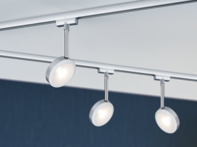 Tre runde sølvfarvede LED-spotlights på skinnesystem til moderne rumlys