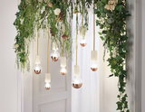 Ampoules LED suspendues à pointe cuivrée avec feuillage vert pour éclairage intérieur décoratif.