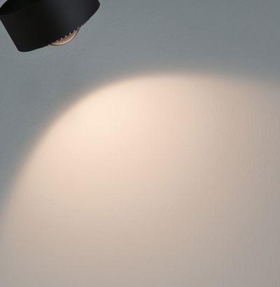 Schwarze LED-Wandleuchte aus Metall mit warmweißem Licht für moderne Innenbeleuchtung