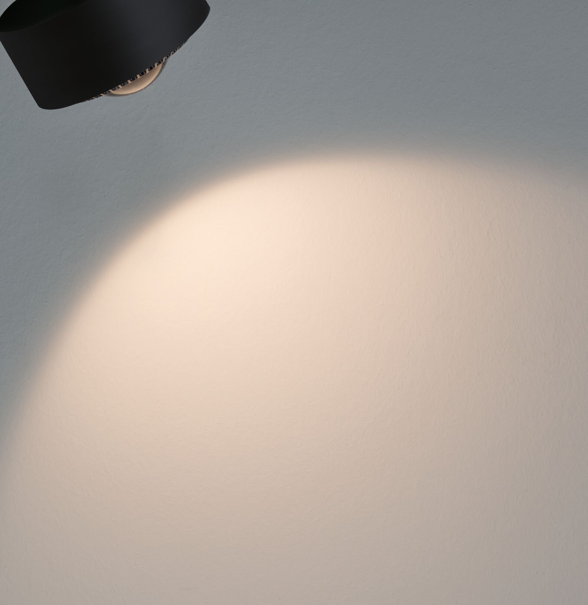 Schwarze LED-Wandleuchte aus Metall mit warmweißem Licht für moderne Innenbeleuchtung