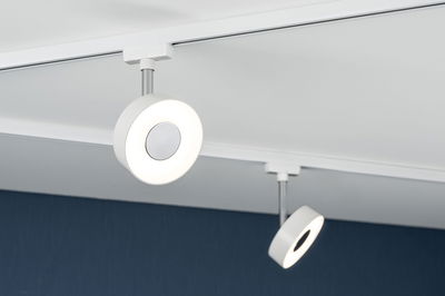 Moderne weiße LED-Deckenschiene mit runden, dimmbaren Spots für flexibles Raumlicht.