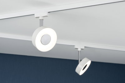 Moderne weiße LED-Deckenschiene mit runden, dimmbaren Spots für flexibles Raumlicht.