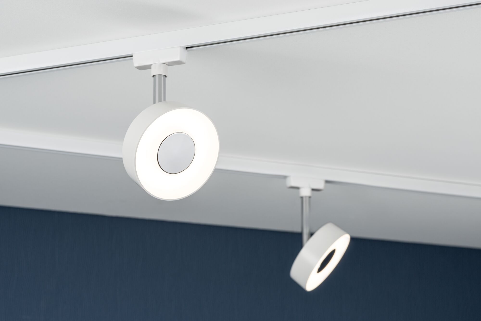 Moderne witte LED-rails met ronde dimbare spots voor flexibele verlichting in de kamer.