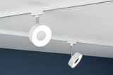 Moderne witte LED-rails met ronde dimbare spots voor flexibele verlichting in de kamer.