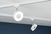 Moderne weiße LED-Deckenschiene mit runden, dimmbaren Spots für flexibles Raumlicht.