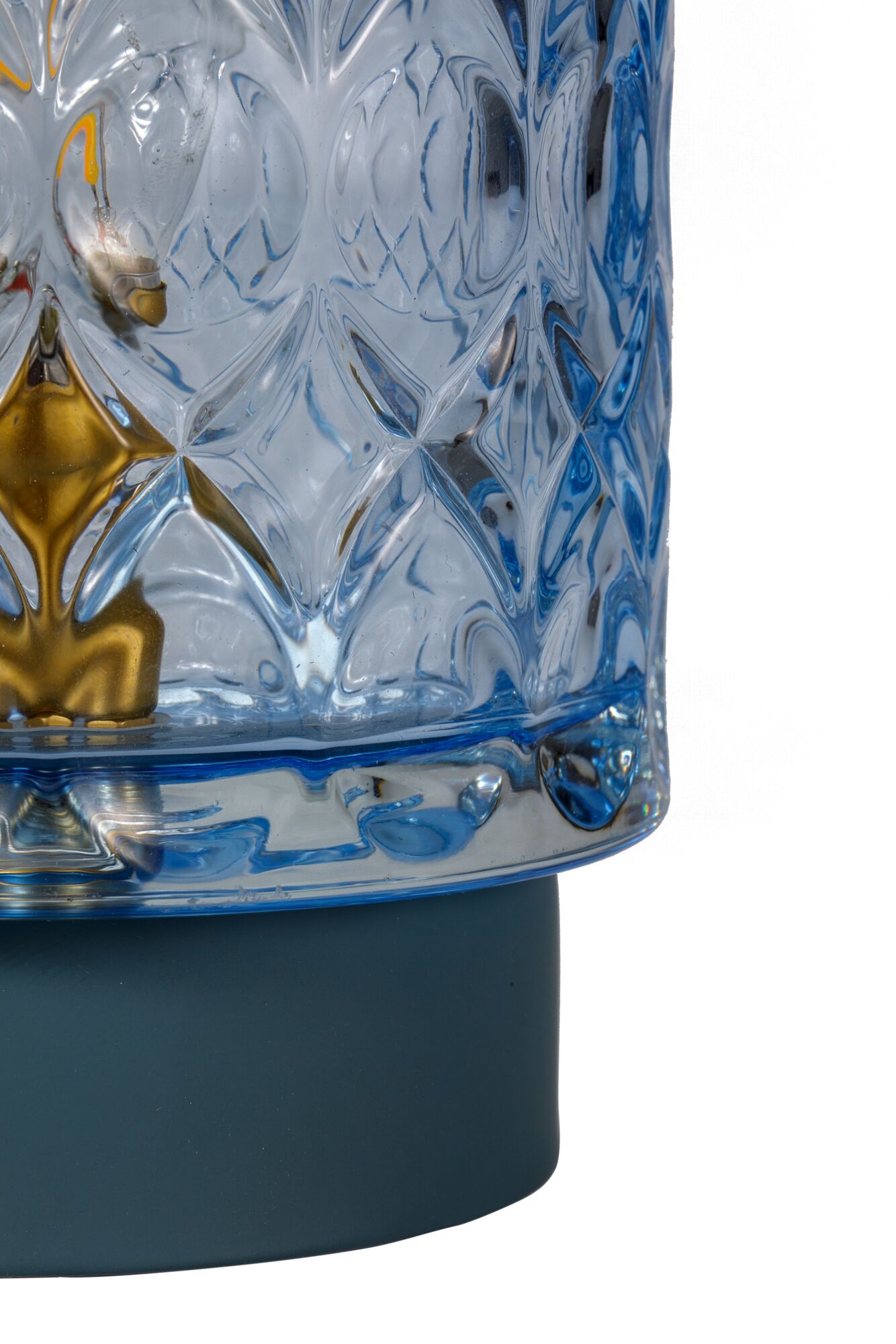 Close-up van blauwe glazen lamp met gestructureerd patroon en goudkleurige binnenreflector