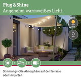 Warmweiß beleuchtete Terrasse mit Plug & Shine Lichterkette für stimmungsvolle Gartenbeleuchtung