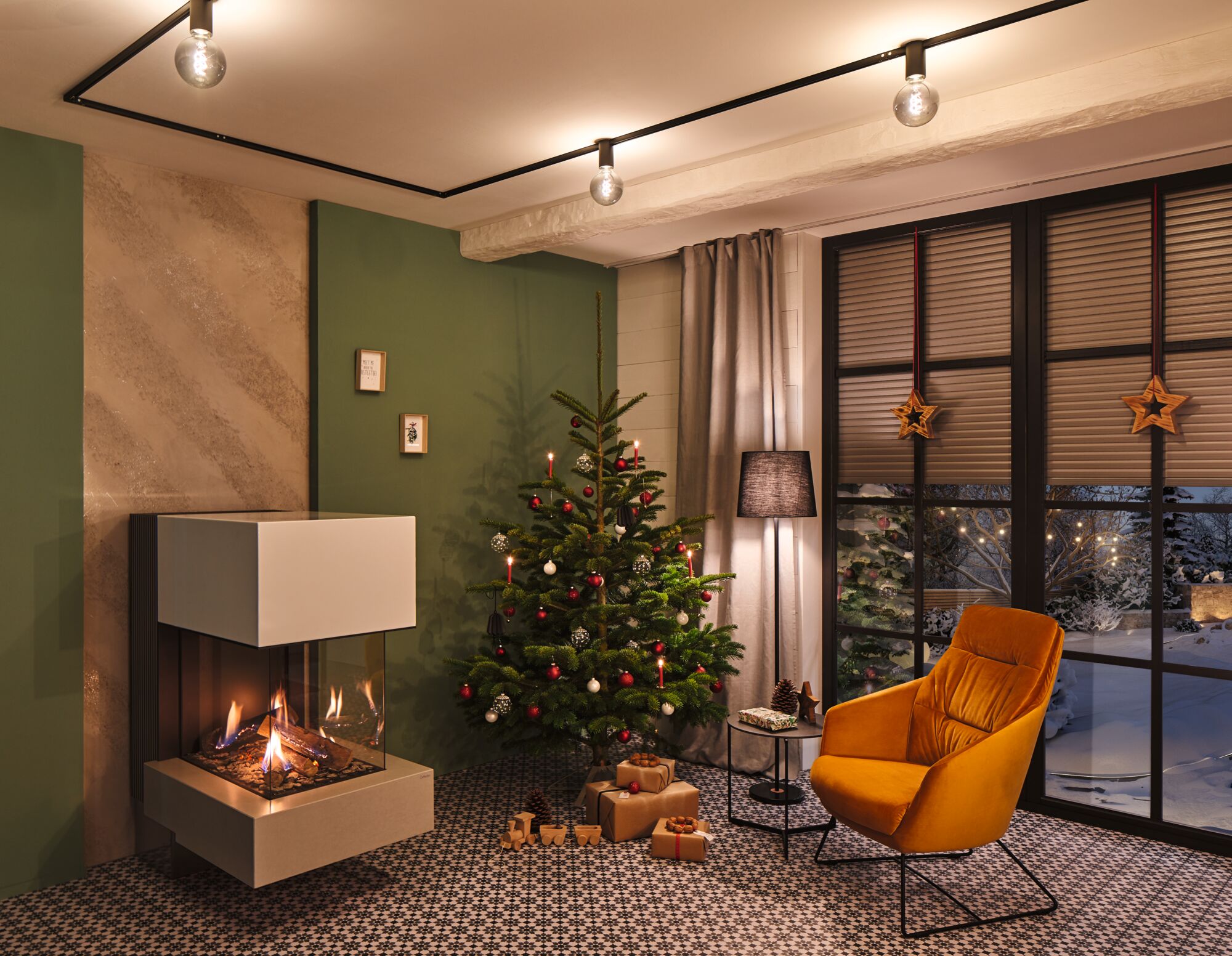 Gemütliches Wohnzimmer mit modernem Kamin, geschmücktem Weihnachtsbaum und orangefarbenem Sessel im Winter.
