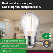 Ultra-efficiënte LED-lamp met warm wit licht tegen een groene bosachtergrond