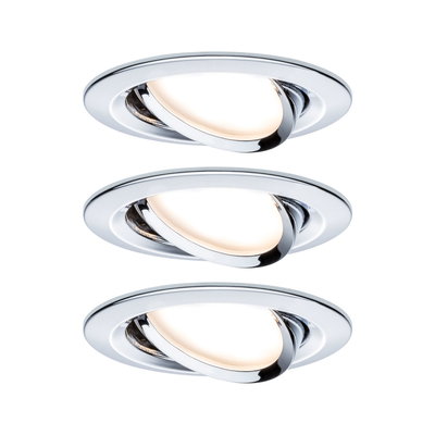 Trois spots encastrés ronds en chrome avec lumière blanc chaud pour éclairage intérieur moderne.