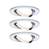Trois spots encastrés ronds en chrome avec lumière blanc chaud pour éclairage intérieur moderne.