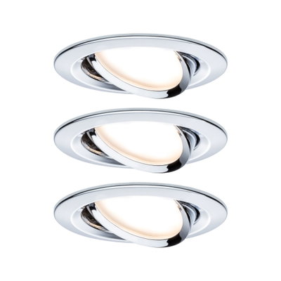 Trois spots encastrés ronds en chrome avec lumière blanc chaud pour éclairage intérieur moderne.