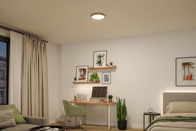 Rundes Deckenlicht in Beige aus Metall in modernem Schlafzimmer mit Arbeitsbereich und Pflanzen
