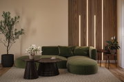 Modernes Wohnzimmer mit grünem Stoffsofa, Holz-Beistelltischen und vertikalen LED-Lichtleisten an Holzwand