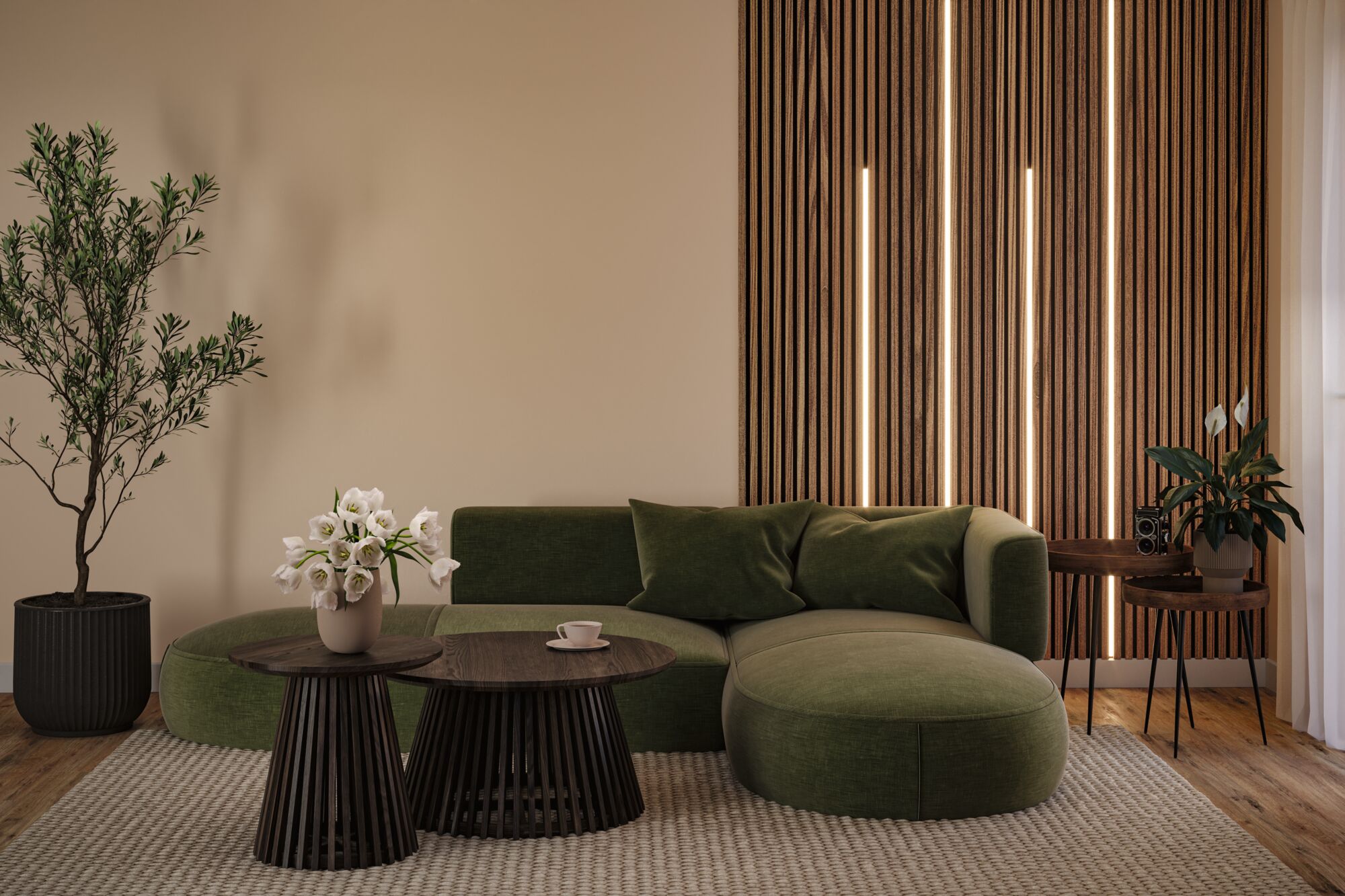 Modernes Wohnzimmer mit grünem Stoffsofa, Holz-Beistelltischen und vertikalen LED-Lichtleisten an Holzwand