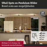 Moderne witte URail Spots en Pendulum Hildor verlichting met houten paneelwand en dimbare functie