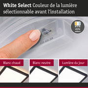 Doigt réglant la couleur de la lumière sur un interrupteur blanc – plafonnier LED dimmable avec sélection de couleur