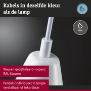 Witte hanglamp met kabel in dezelfde kleur en IP44 bescherming voor vochtige ruimtes