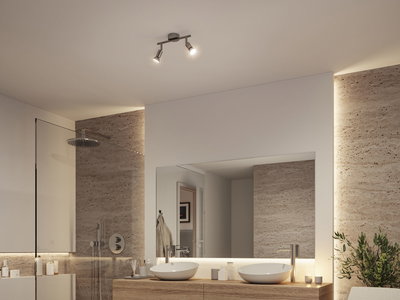 Moderne badkamer met LED-plafondspot in roestvrij staal, houten wastafelmeubel en indirecte verlichting
