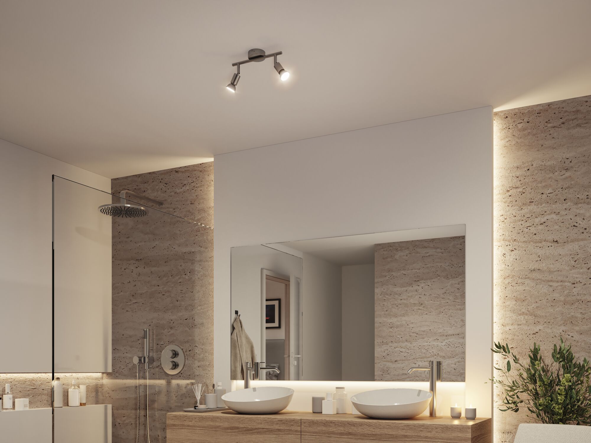 Modernes Badezimmer mit LED-Deckenstrahler in Edelstahl, Holzwaschtisch und indirekter Beleuchtung