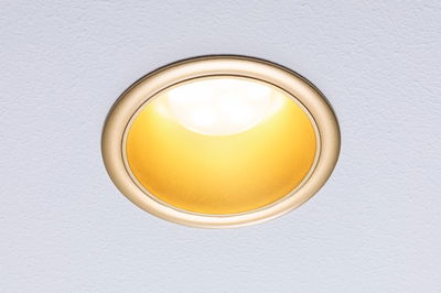 Rundes Einbau-LED-Leuchtmittel mit goldfarbenem Reflektor und warmweißem Licht für Wohnräume