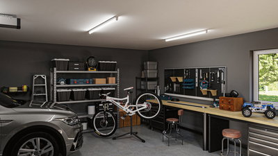 Luminaires LED au plafond lumineux dans un garage moderne avec établi, vélo et voiture, éclairage d'atelier pratique