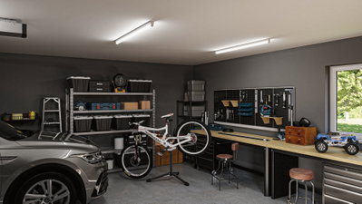 Helle LED-Deckenleuchten in moderner Garage mit Werkbank, Fahrrad und Auto, praktische Werkstattbeleuchtung