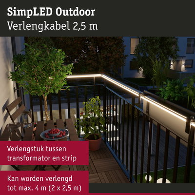 SimpLED Outdoor verlengkabel 2,5 m voor LED-stripverlichting op balkon met planten en houten stoel