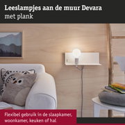Witte Devara leeslamp aan de muur met houten plank in moderne woonkamer met bank en decoratie