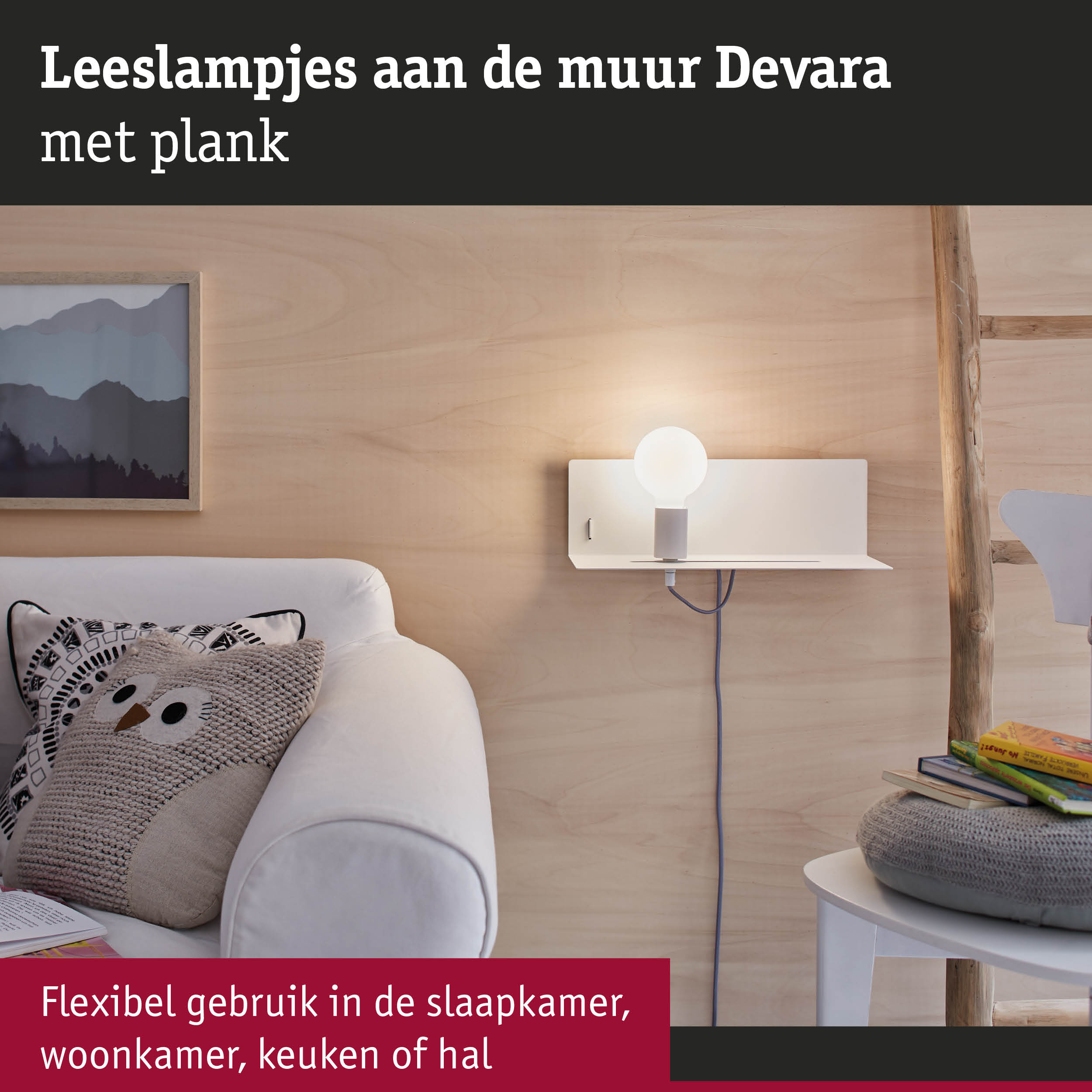 Witte Devara leeslamp aan de muur met houten plank in moderne woonkamer met bank en decoratie