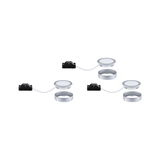 Drie ronde zilveren LED-inbouwspots met witte diffuser en zwarte aansluitdoos voor binnenverlichting