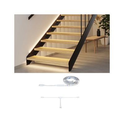 LED-Lichtband mit warmweißem Licht unter Holztreppenstufen und weißem Anschlusskabel für Treppenbeleuchtung